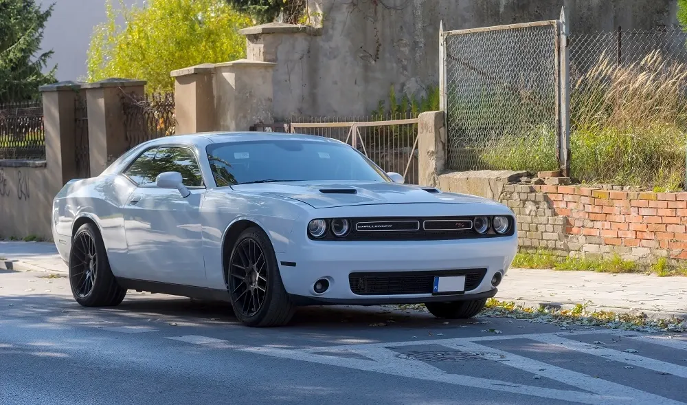 Trendy kolorystyczne samochodów na sezon wiosna-lato 2025 - co wybierają Polacy?