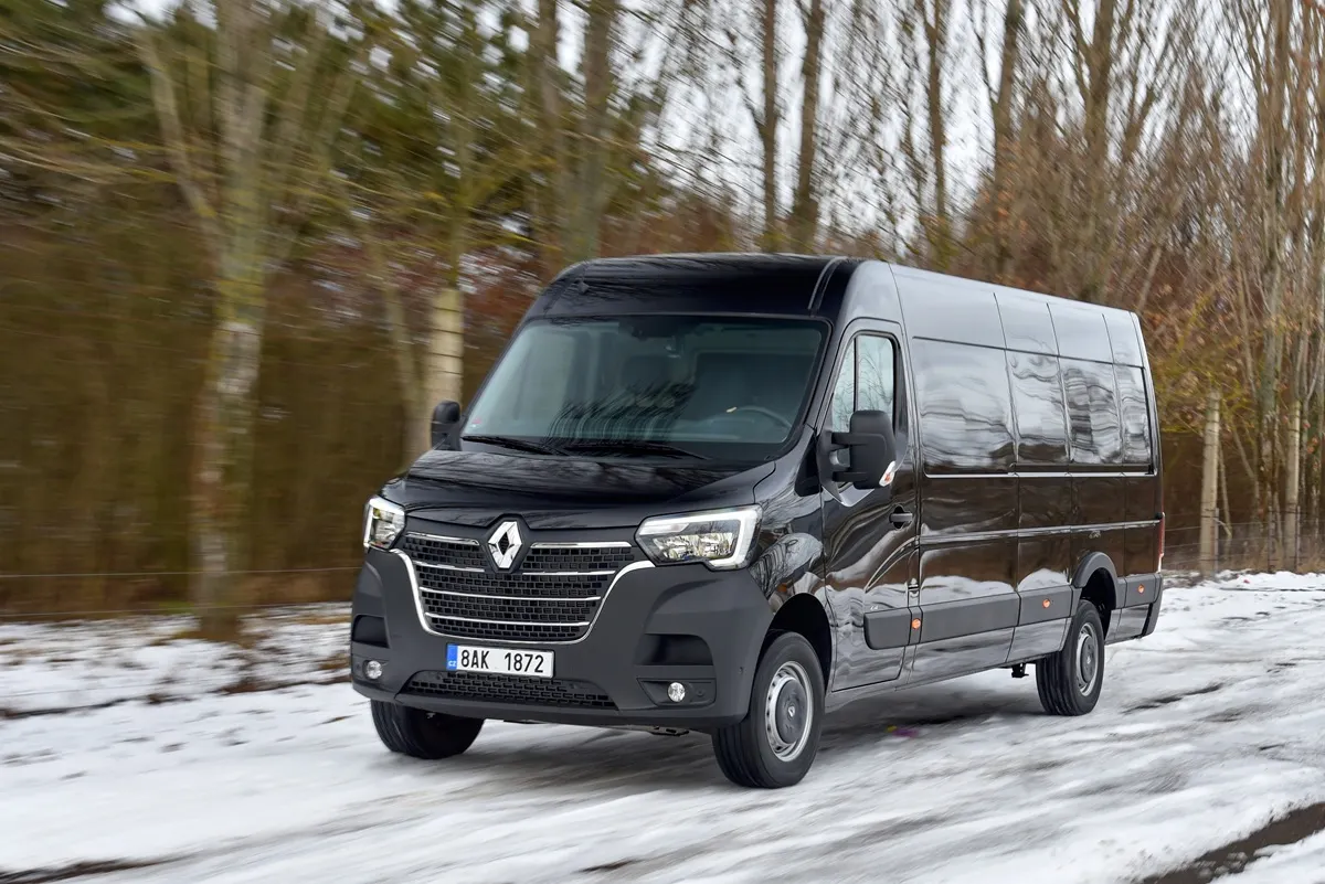 Renault Master III (używany) vs Master IV (nowy) – czy warto dopłacić 30 tys. zł do nowej generacji?