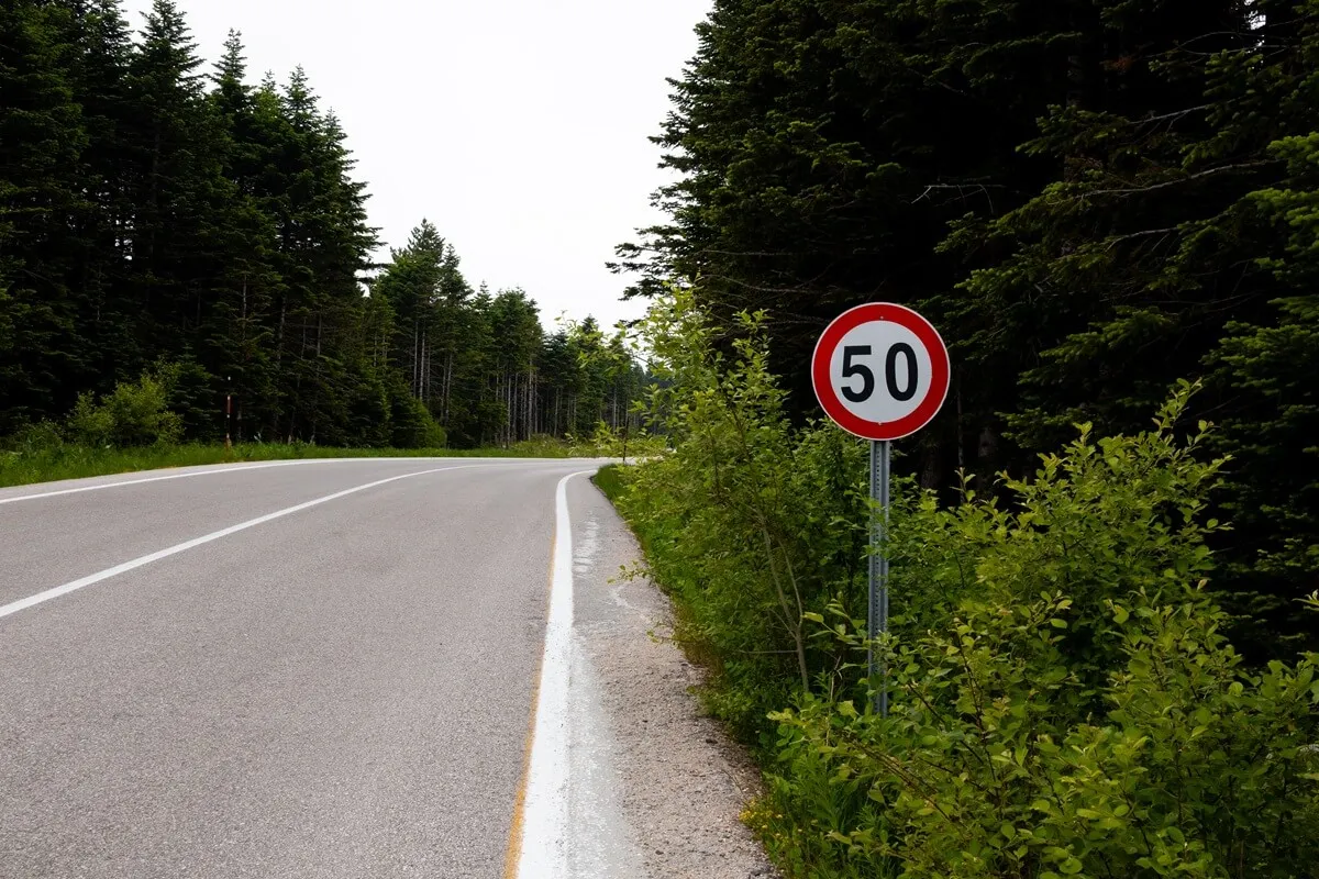 Ponad 50 km/h w terenie niezabudowanym? Możesz stracić prawo jazdy!