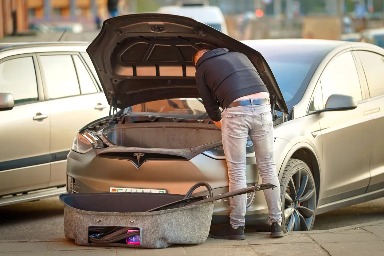 Co czwarta Tesla nie przeszła przeglądu? Jak wypadają inne elektryki?
