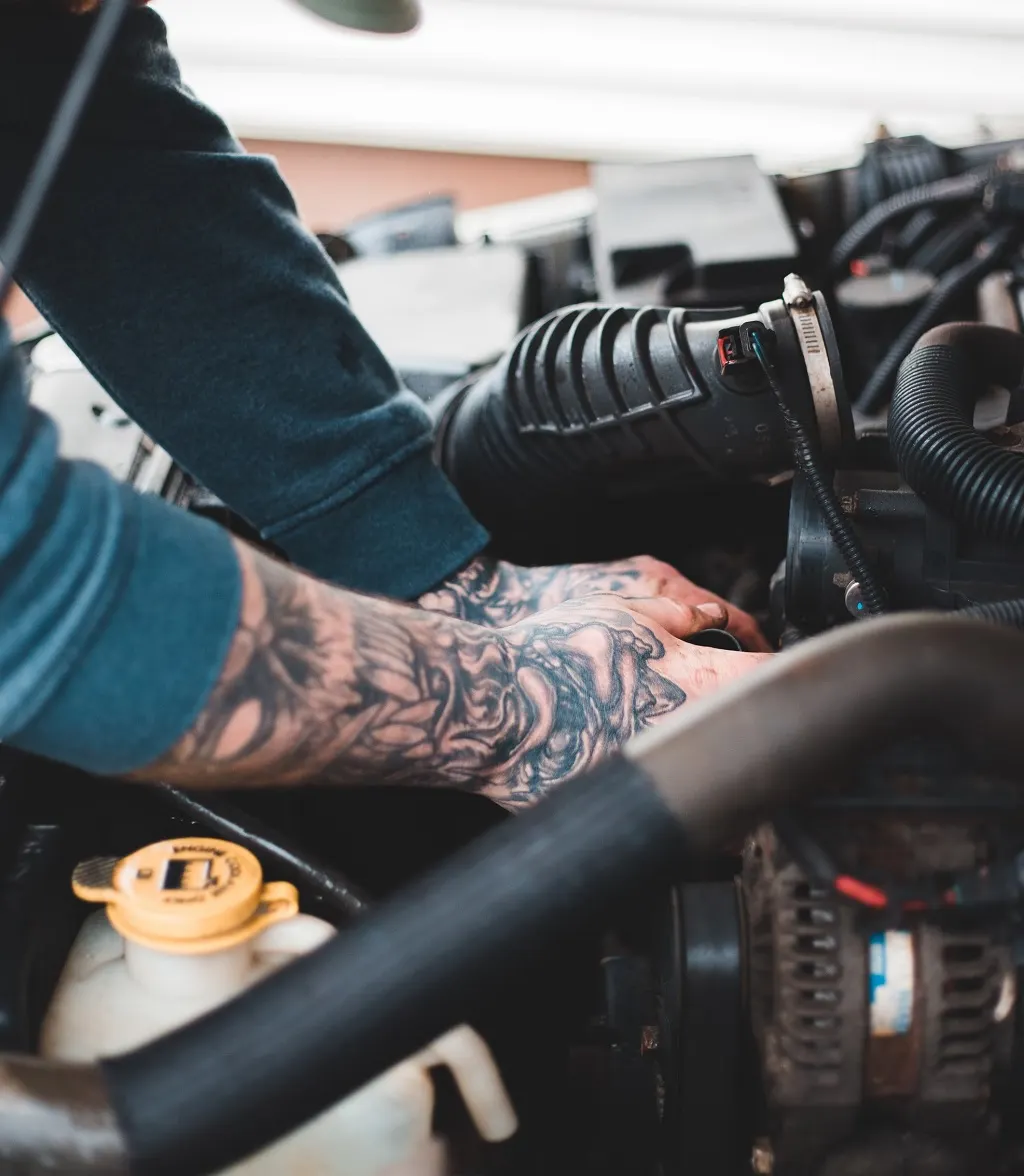 Odłączanie akumulatora – jak podłączyć akumulator do prostownika