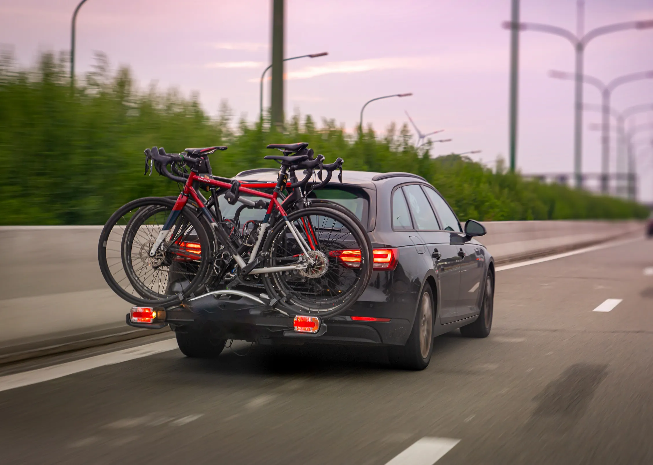 Hak w samochodzie – co powinieneś wiedzieć i kiedy warto go wybrać?