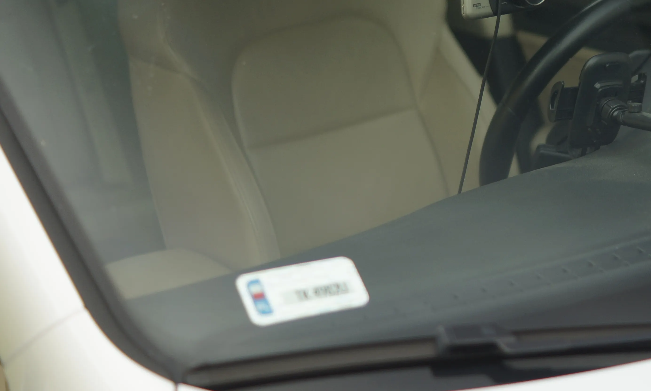 Naklejka na szybę auta w 2024 roku – czy nadal obowiązuje?