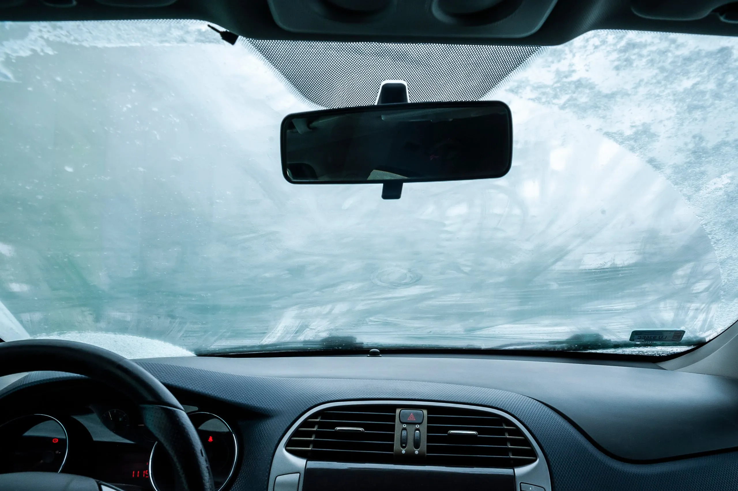 Parowanie szyb w aucie – jak sobie z tym radzić?