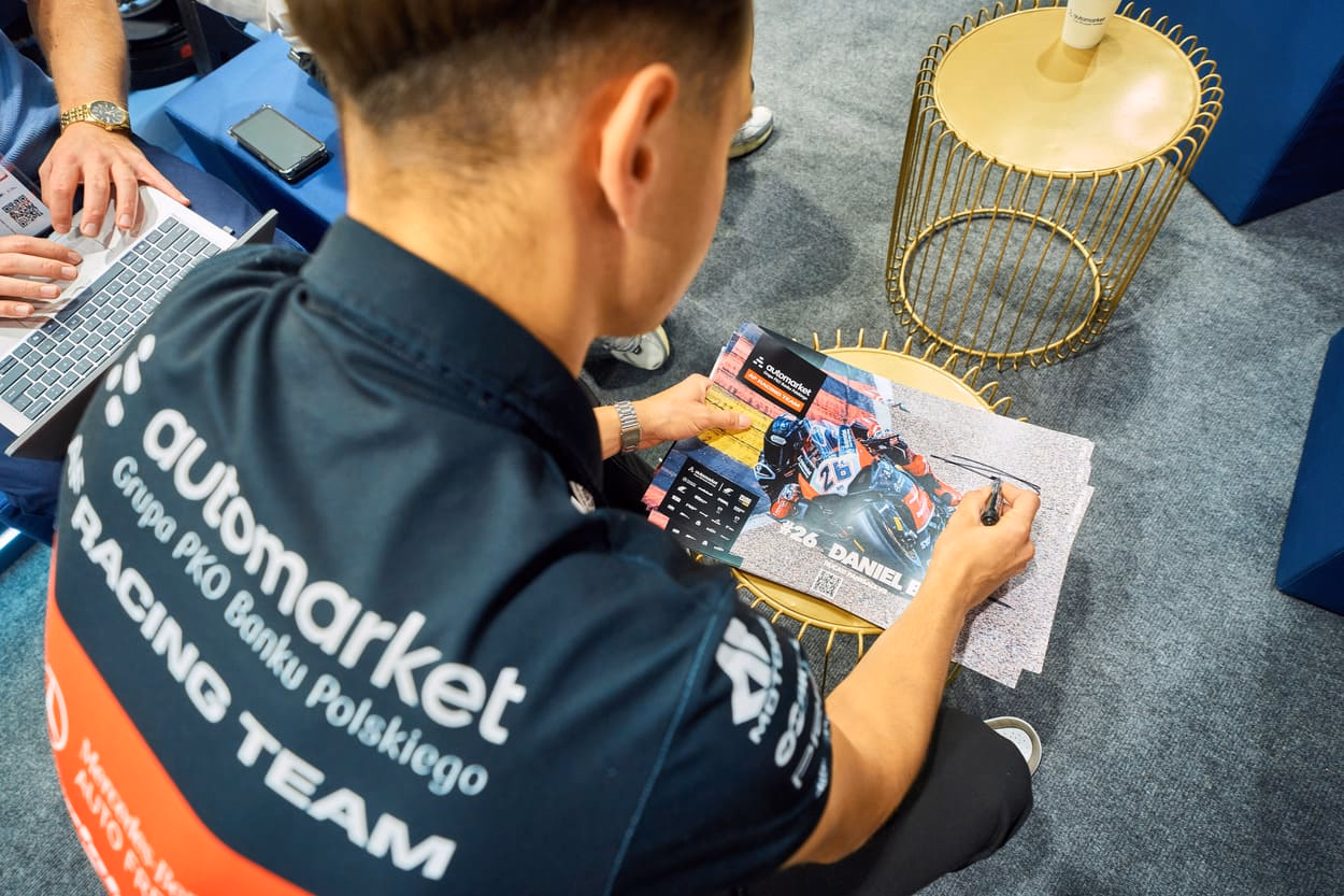 Daniel Blin podczas Warsaw Motor Show 2026 rozdaje autografy przy stoisku Automarketu