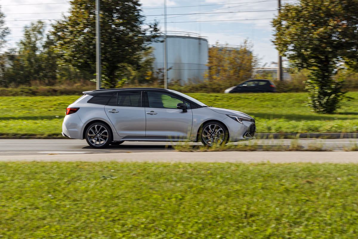 Toyota Corolla Touring Sports na drodze podczas jazdy w mieście