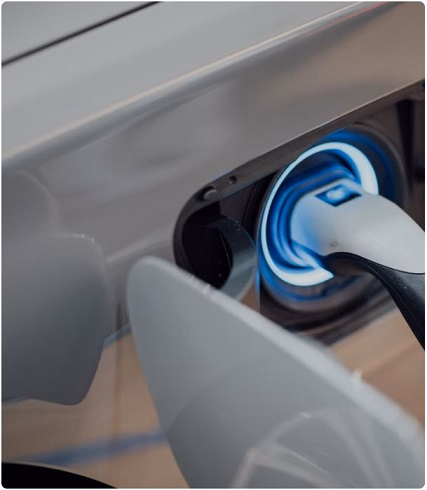 ładowanie samochodu elektrycznego dostawczego