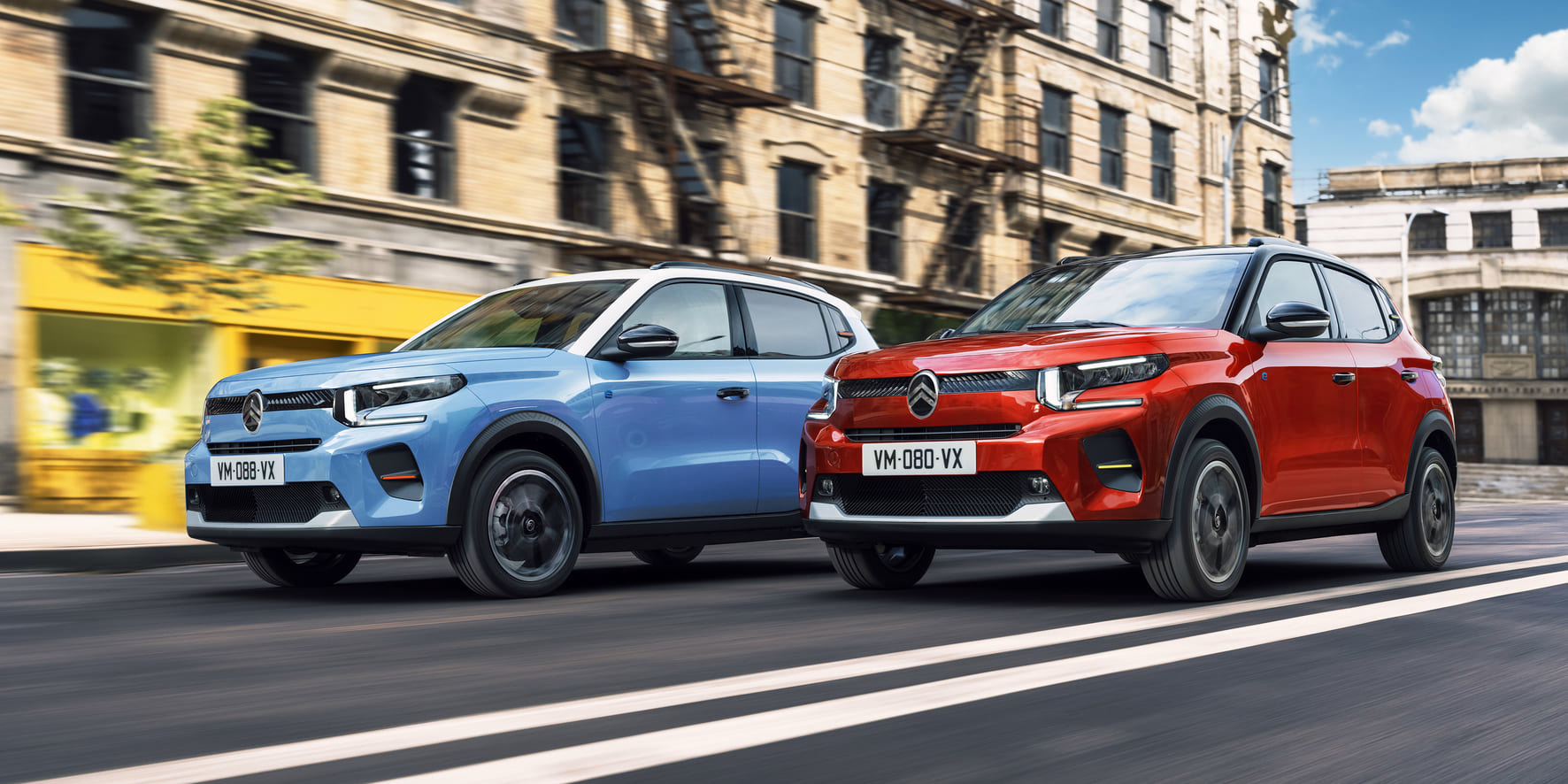 Auta elektryczne Citroen e-C3 na drodze w mieście
