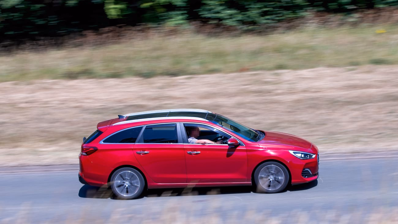Czerwone Kombi Hyundai i30 Wagon podczas jazdy na drodze