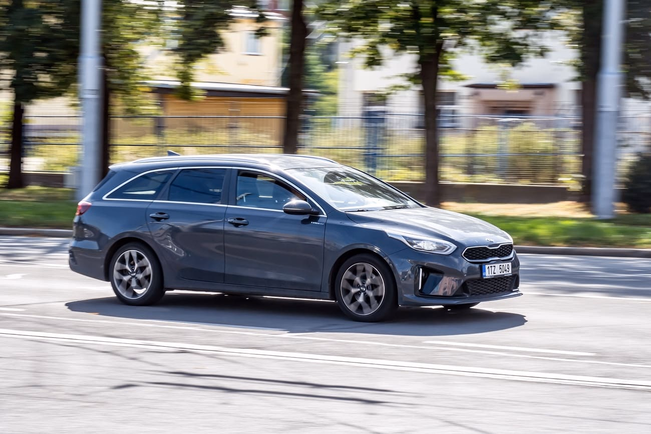 Granatowe Kombi Kia Ceed SW na drodze podczas jazdy