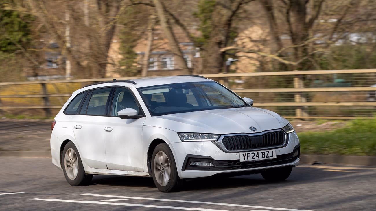 Biała Skoda Octavia Kombi podczas jazdy