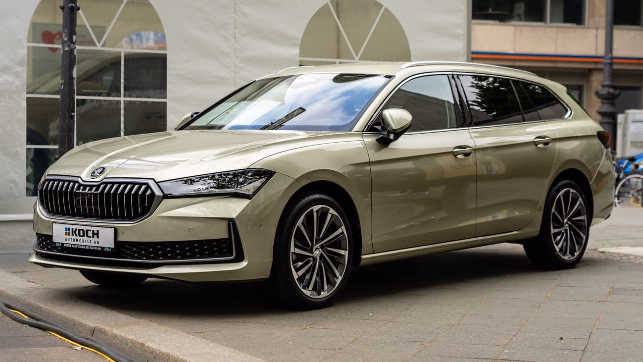 Złota Skoda Superb Kombi w mieście
