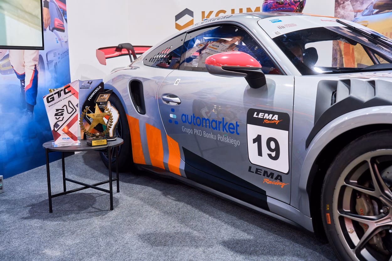 Prezentacja sportowego samochodu podczas Warsaw Motor Show 2026 na stoisku Automarketu