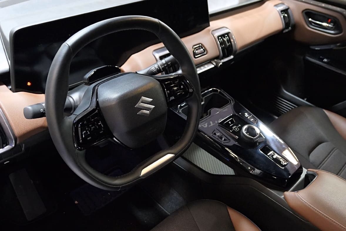 Wnętrze Suzuki Vitara – kokpit, kierownica i deska rozdzielcza