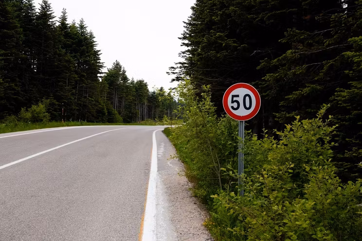 Ponad 50 km/h w terenie niezabudowanym? Możesz stracić prawo jazdy!