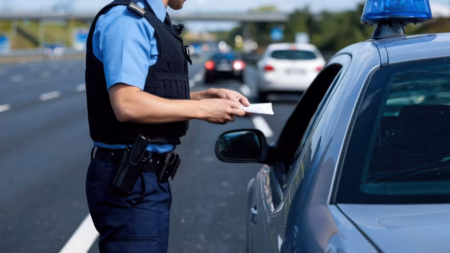 Kontrole drogowe ruszyły. Reflektory pod lupą policji, za usterki grozi mandat