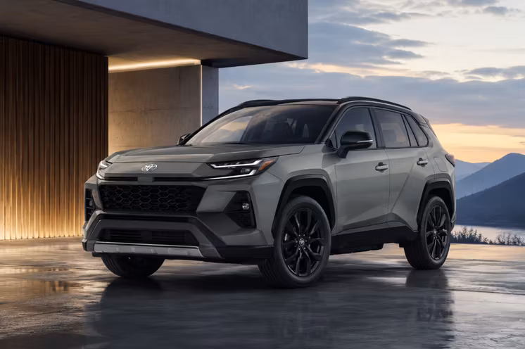 Nową Toyotę RAV4 można już zamawiać. Znamy silniki i wyposażenie. Czy warto?