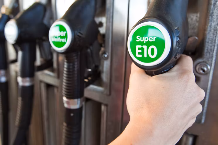 Benzyna E10 – czym jest i do jakich aut nie można jej tankować?