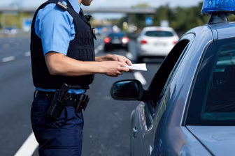 Kontrole drogowe ruszyły. Reflektory pod lupą policji, za usterki grozi mandat