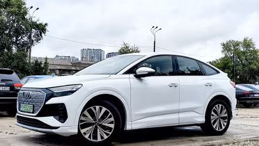 AUDI Q4