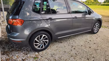 VOLKSWAGEN Golf Sportsvan