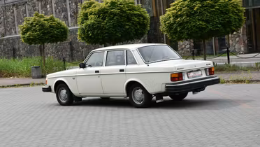 VOLVO 240