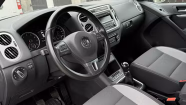 VOLKSWAGEN Tiguan