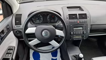 VOLKSWAGEN Polo