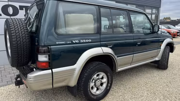 MITSUBISHI Pajero