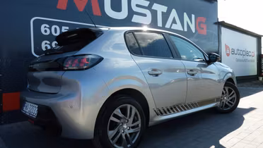 PEUGEOT 208