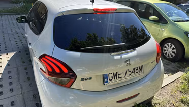 PEUGEOT 208