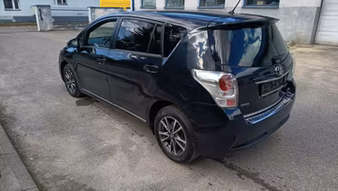 TOYOTA Verso