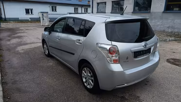 TOYOTA Verso