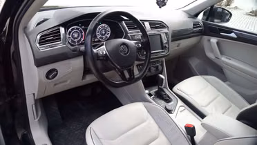 VOLKSWAGEN Tiguan