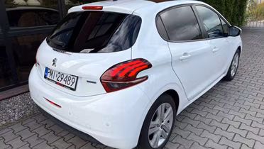 PEUGEOT 208