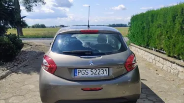 PEUGEOT 208