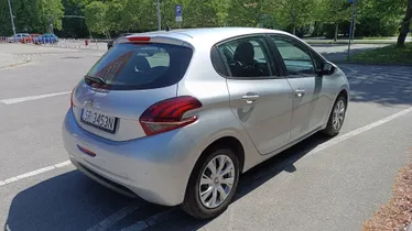 PEUGEOT 208