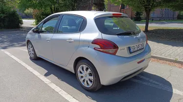 PEUGEOT 208