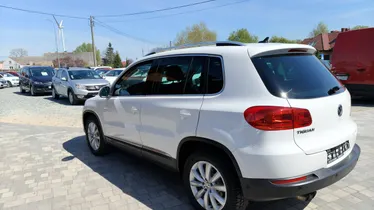 VOLKSWAGEN Tiguan