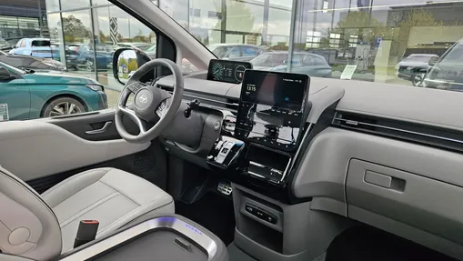 HYUNDAI Staria Staria 1.6 T-GDI HEV Luxury aut