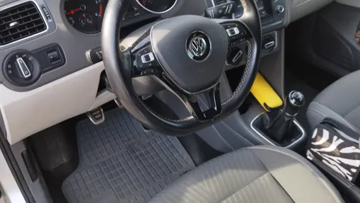 VOLKSWAGEN Polo -