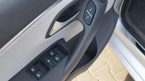 VOLKSWAGEN Polo -
