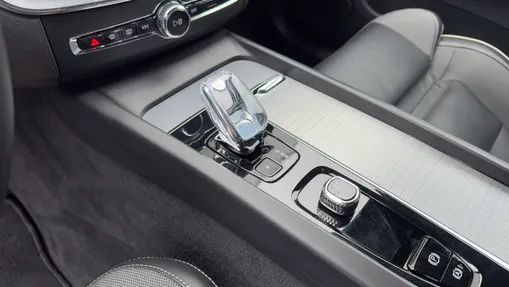 VOLVO XC60 XC60 B4 D AWD Plus Dark aut