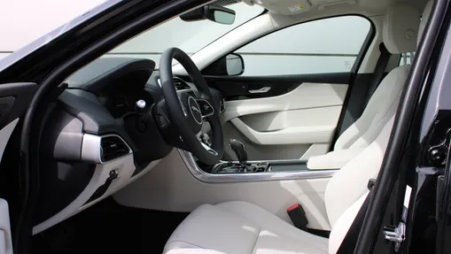 JAGUAR XE XE 2.0 D200 mHEV SE aut Nowy