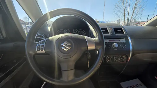 SUZUKI SX4 -