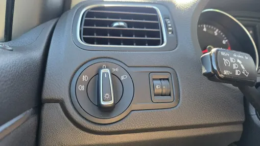 VOLKSWAGEN Polo -