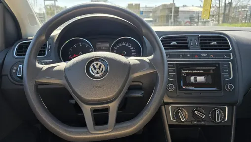 VOLKSWAGEN Polo -