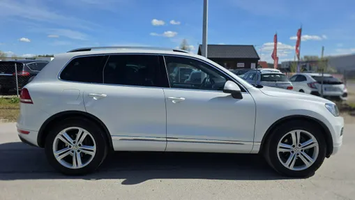 VOLKSWAGEN Touareg -