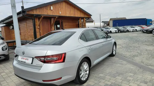 SKODA Superb -
