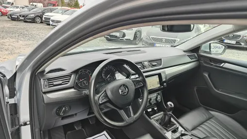 SKODA Superb -